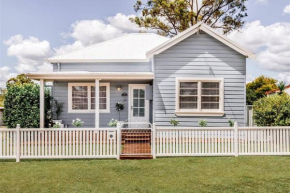 Hamptons House on Hunter with fire pit, Cessnock